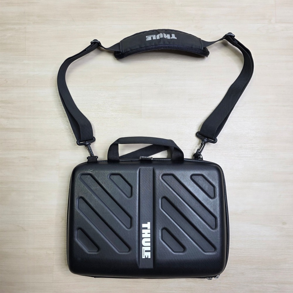 Thule Gauntlet MacBook Pro Attache Black Hardshell Laptop Case Bag 13-15 inch